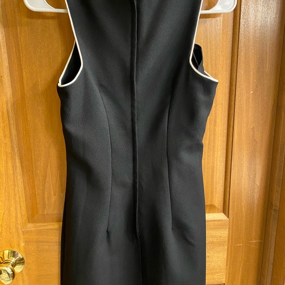 Sleeveless sheath dress - Picture 2 of 3